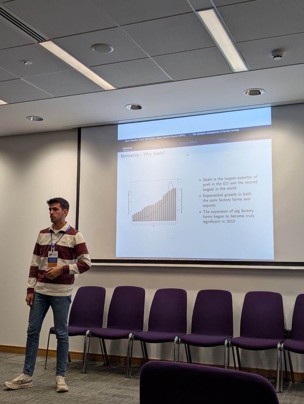 Álvaro Sánchez-García presenting his research